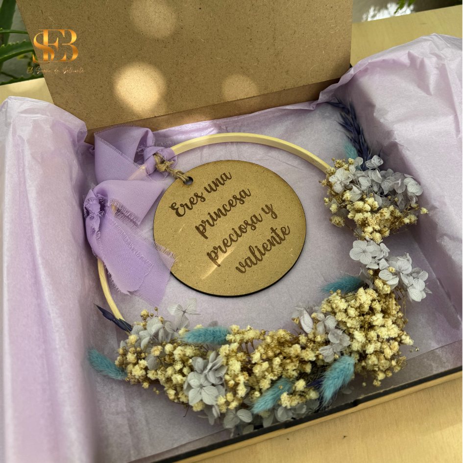 Corona floral personalizada María con flores preservadas - regalo para madres - El Sueño de Belmonte