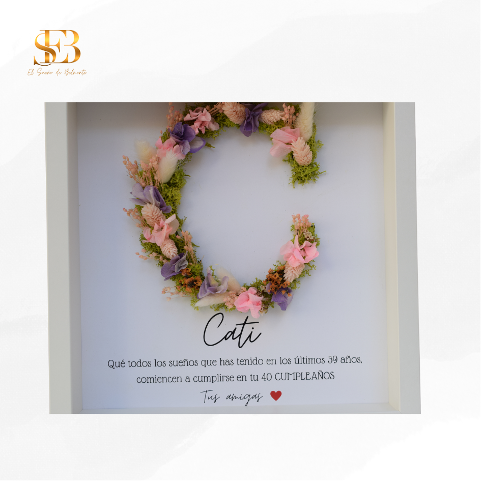 Detalle del Marco con inicial y flores preservadas - El Sueño de Belmonte