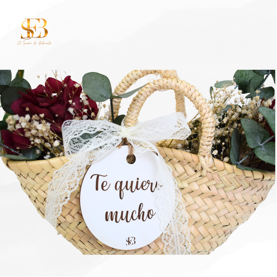 Detalle de cesta de mimbre con flores preservadas para regalo - El Sueño de Belmonte