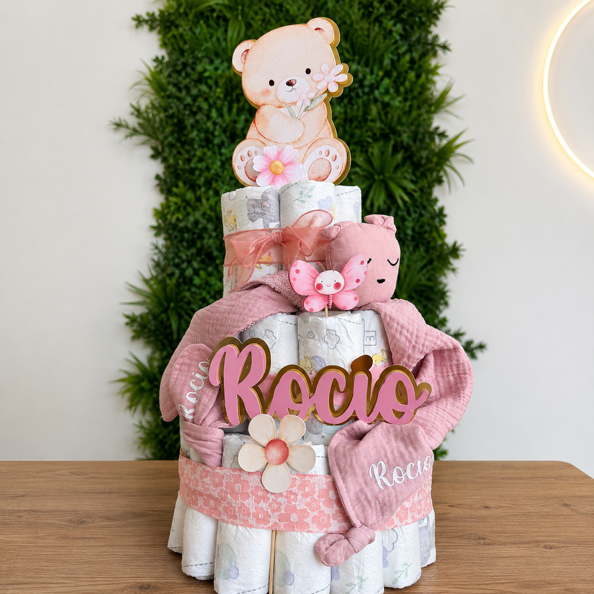 Tarta de pañales personalizada con pack babero, doudou y mordedor - El Sueño de Belmonte