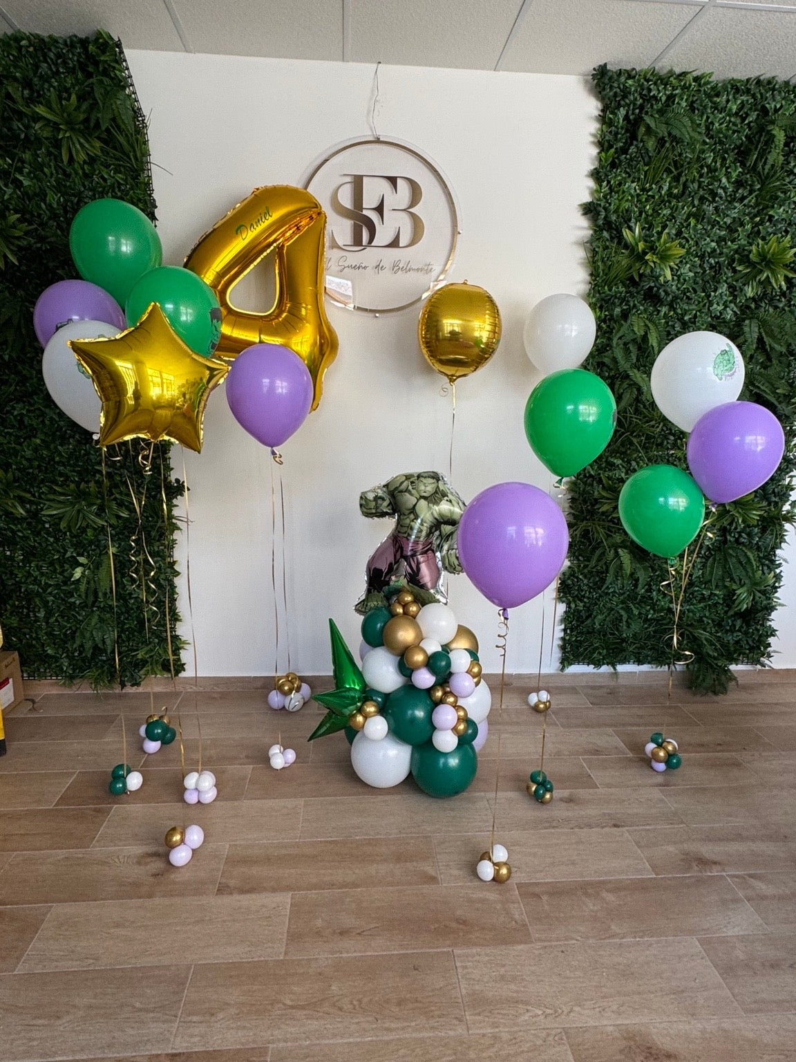 Torre de globos temática con superhéroe personalizado - Hulk - El Sueño de Belmonte