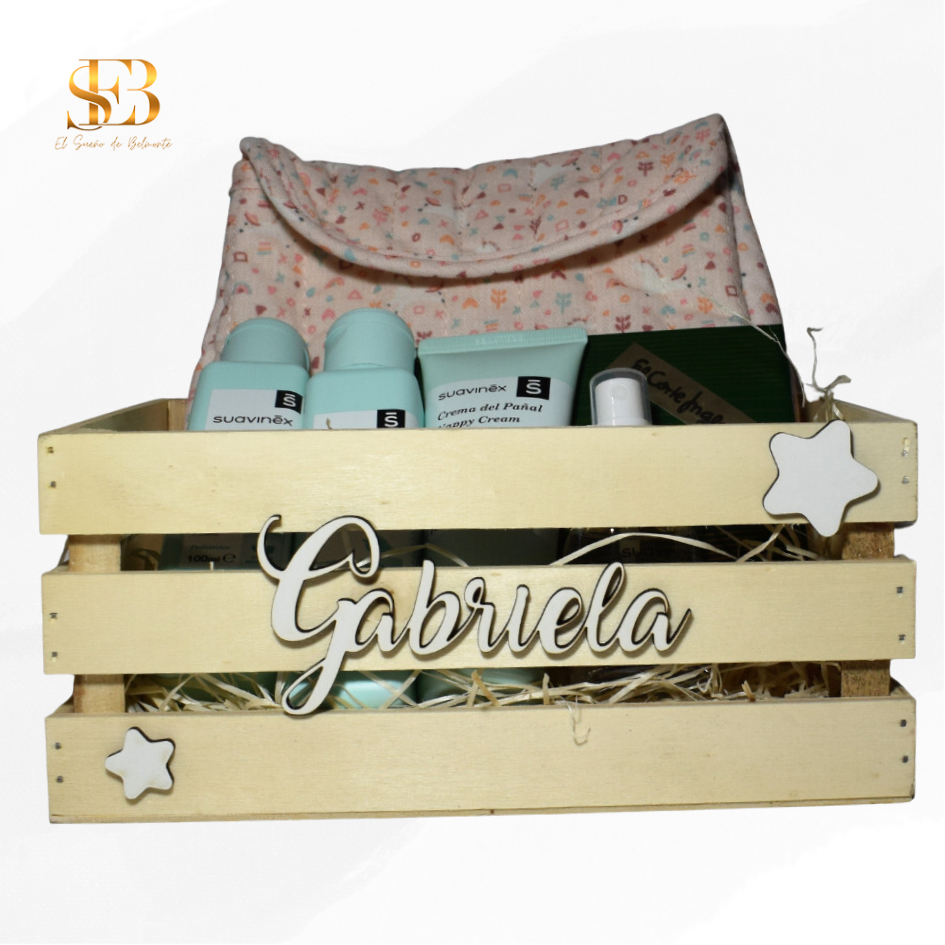 Pack Encanto personalizado, detalle de la caja de madera grabada - El Sueño de Belmonte