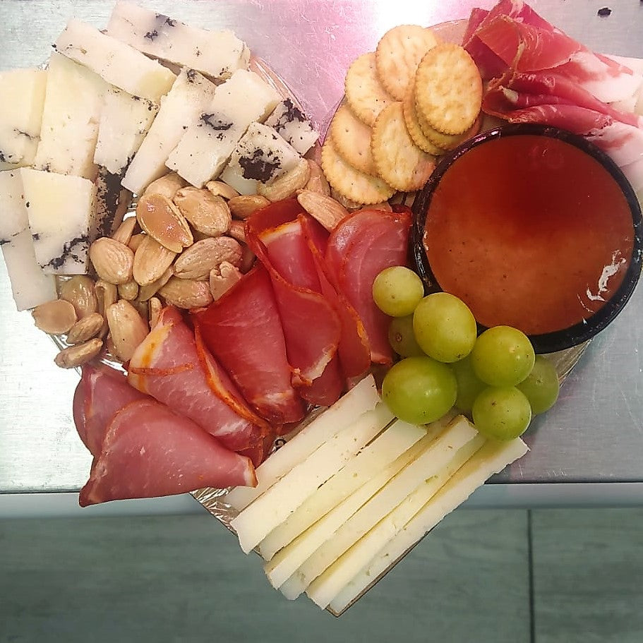 Tabla embutidos personalizada en madera con forma de corazón - regalo gourmet - El Sueño de Belmonte