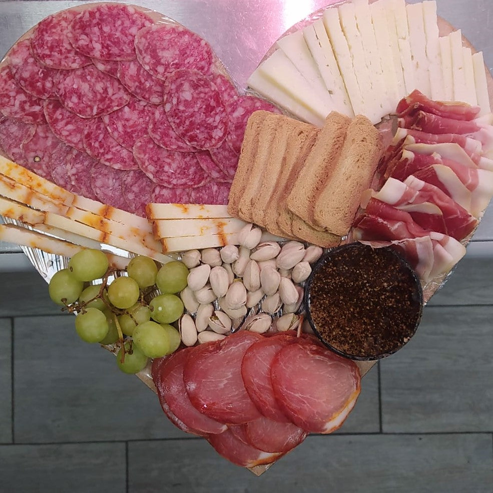 Tabla embutidos personalizada en madera con forma de corazón - regalo gourmet - El Sueño de Belmonte