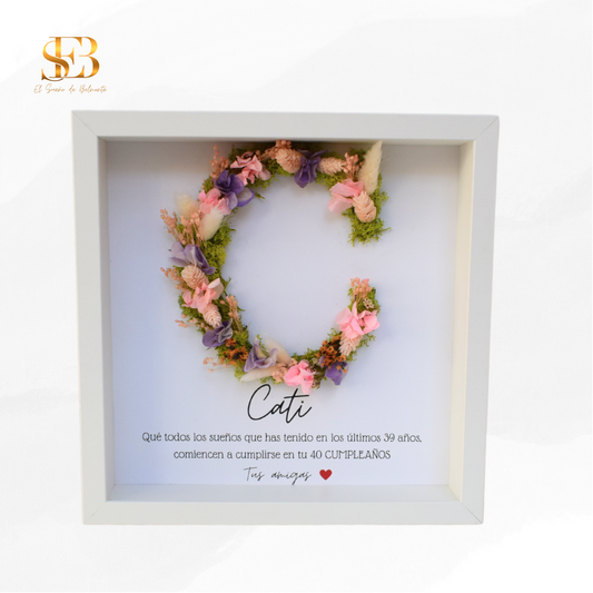 Marco con inicial y flores preservadas personalizado - El Sueño de Belmonte