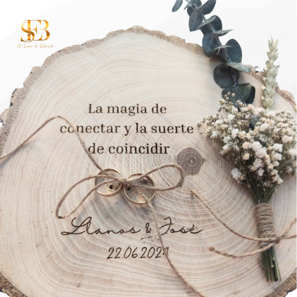 Porta alianzas en madera con flores preservadas, detalle del grabado - El Sueño de Belmonte