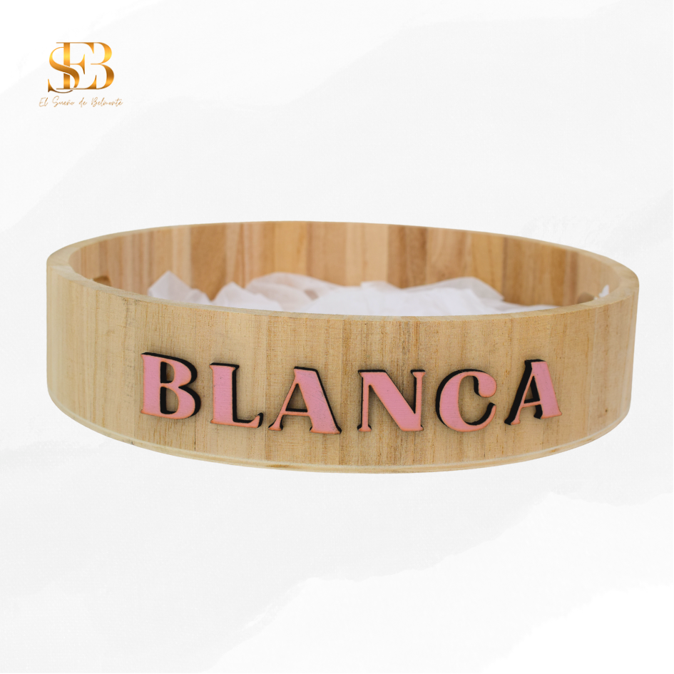 Caja Sanjar personalizada en madera, detalle del grabado con nombre - El Sueño de Belmonte