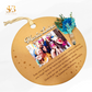 Detalle del portafotos de madera personalizado con mensaje grabado a láser