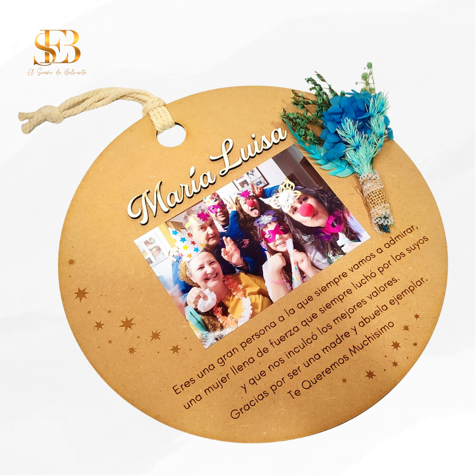 Detalle del portafotos de madera personalizado con mensaje grabado a láser