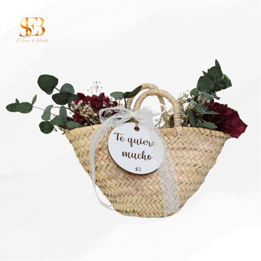 Cesta de mimbre con flores preservadas y placa de madera personalizada - El Sueño de Belmonte
