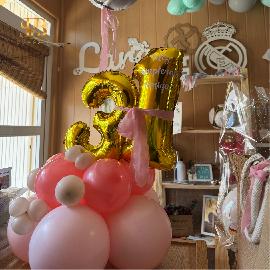 Detalle del mini bouquet de globos de cumpleaños personalizado – El Sueño de Belmonte