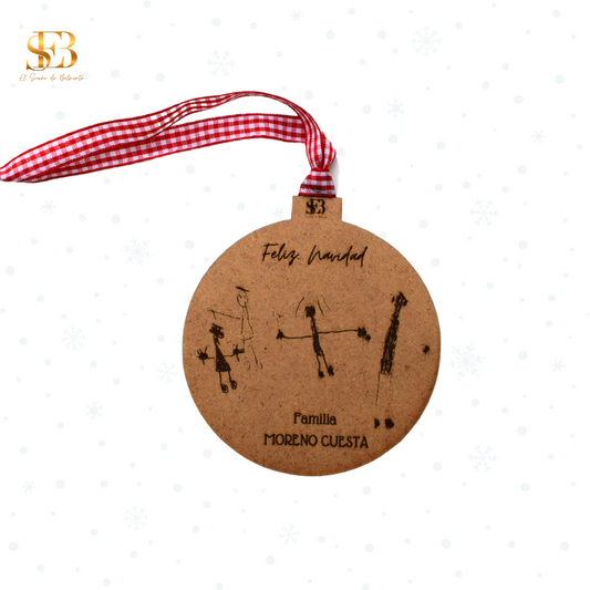 Adorno Navideño Kahai, es una bola de navidad de madera personalizada con un dibujo familiar
