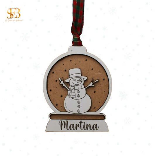 Bola de navidad en dos maderas mdf y con un muñeco de nieve. Personalizada con el nombre y una cinta