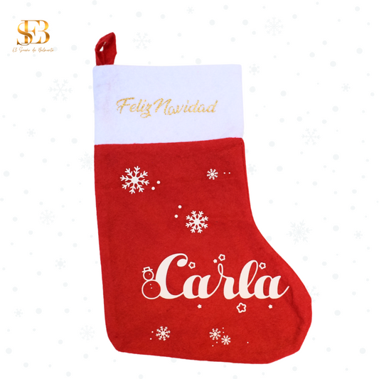 Calcetín Navideño personalizado en color rojo y blanco. Personalizado con el nombre y copitos de nieve