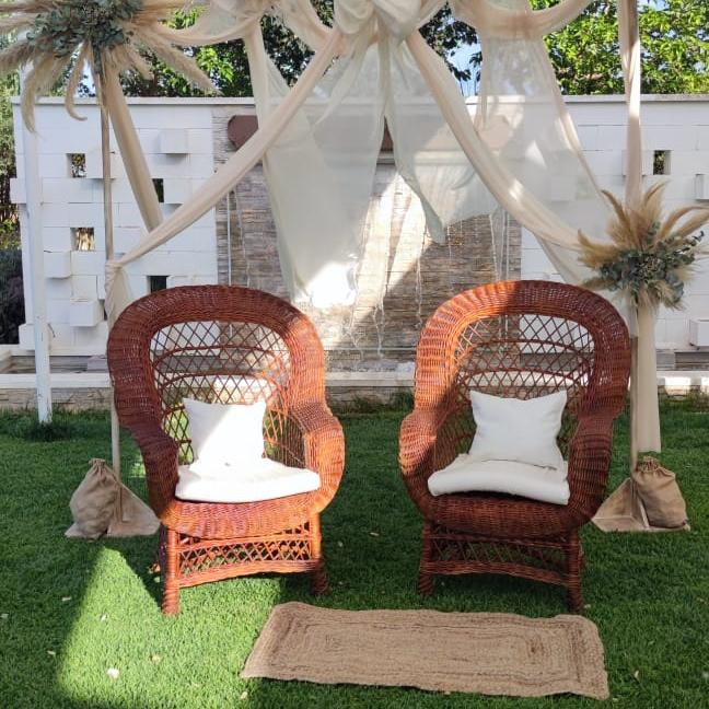 Sillón de mimbre en alquiler para bodas y eventos al aire libre - El Sueño de Belmonte