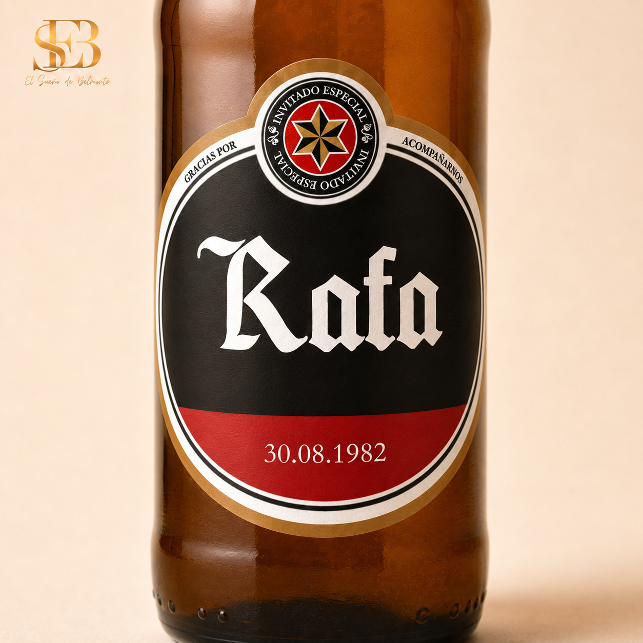 Detalle de etiqueta frontal de cerveza personalizada con nombre Rafa y fecha