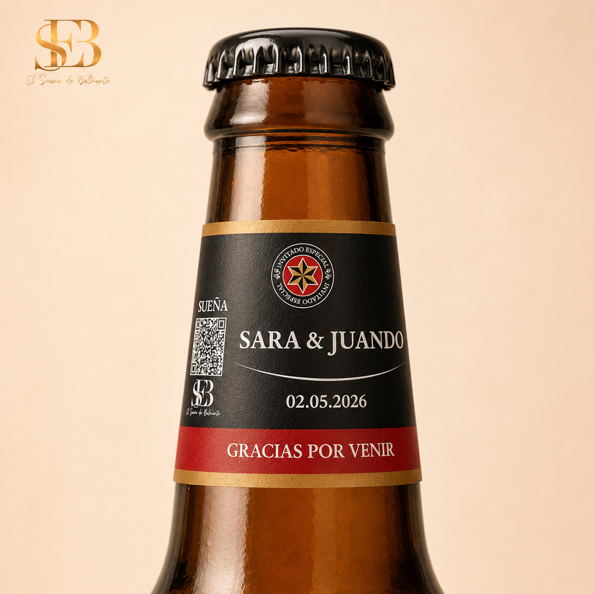 Detalle de etiqueta de cuello personalizada para cerveza con nombres, fecha y código QR