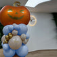 Torre de globos de Halloween con calabaza y nombre Juan en azul