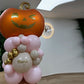 Torre de globos de Halloween con calabaza y nombre personalizado en rosa