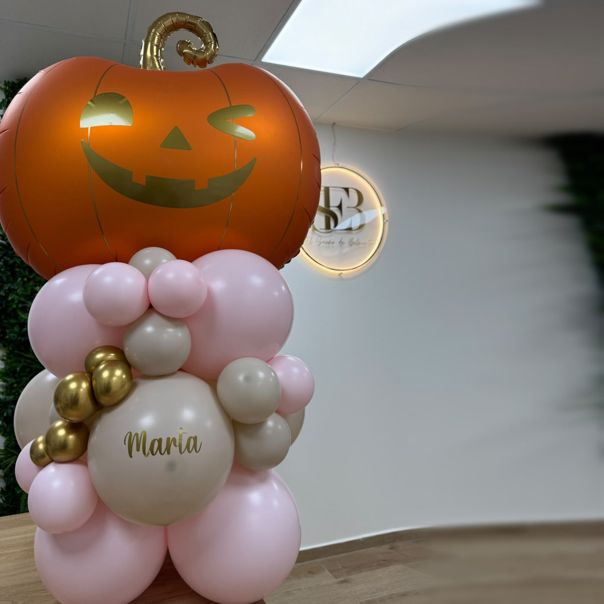 Torre de globos de Halloween con calabaza y nombre personalizado en rosa