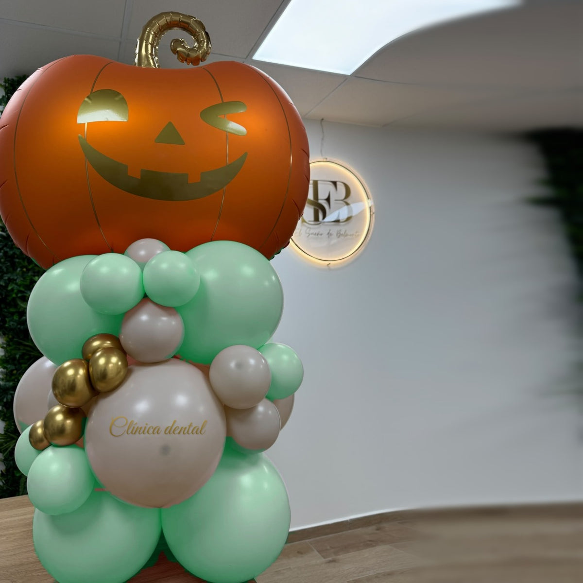 Torre de globos de Halloween personalizada para clínica dental en verde