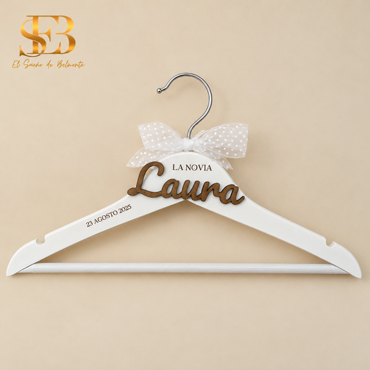 Percha personalizada con nombre en relieve para novia - regalo de boda - El Sueño de Belmonte