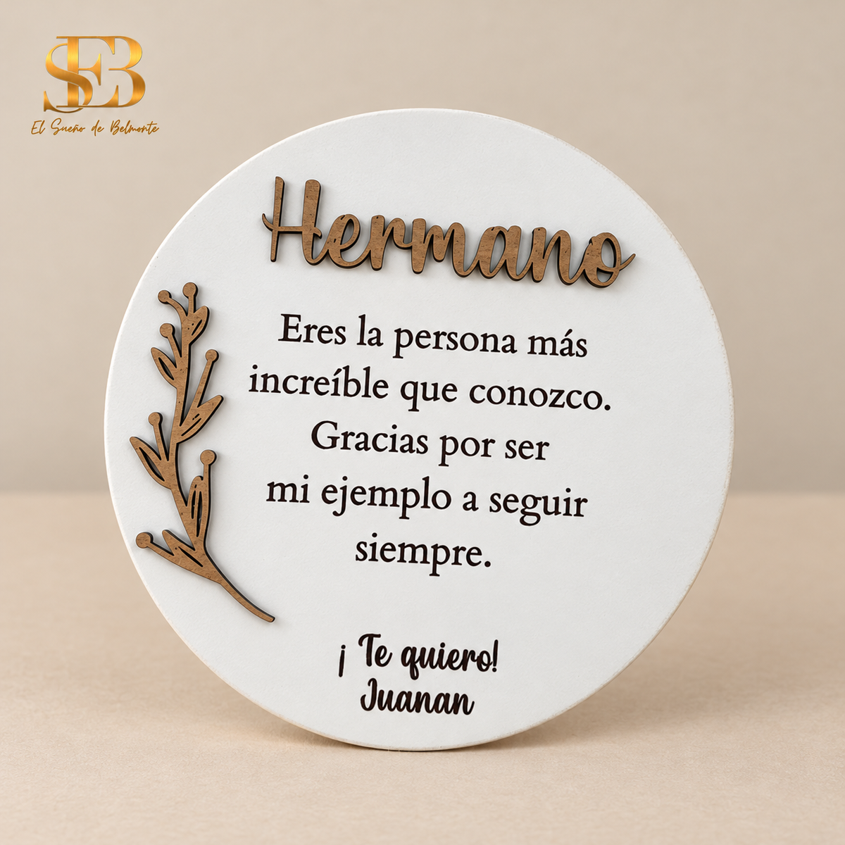 Placa redonda personalizada en madera, palabra en relieve Hermano, ejemplo Juanan - El Sueño de Belmonte