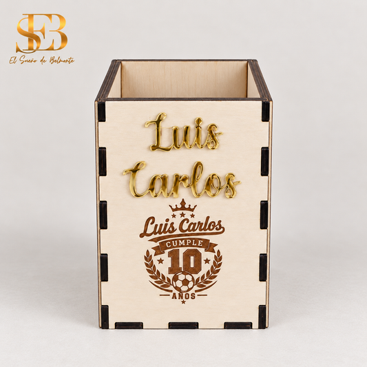 Portalápices personalizado en madera con nombre y motivo de fútbol - El Sueño de Belmonte