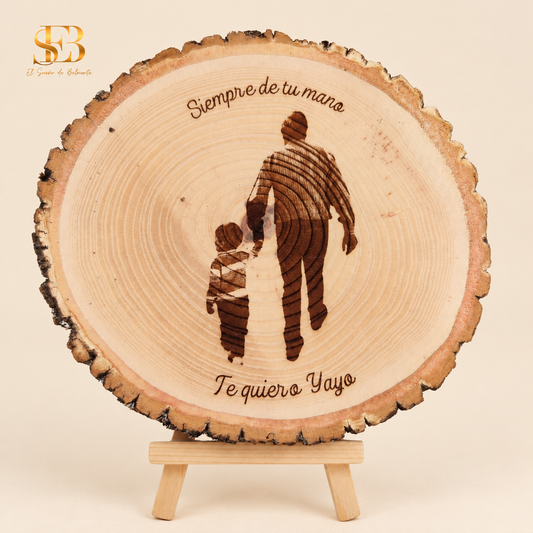 Rodaja de madera personalizada con foto grabada a láser, abuelo y nieto de la mano - El Sueño de Belmonte