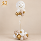 Torre de globos personalizada con logo en globo gigante, tonos dorado y beige - El Sueño de Belmonte